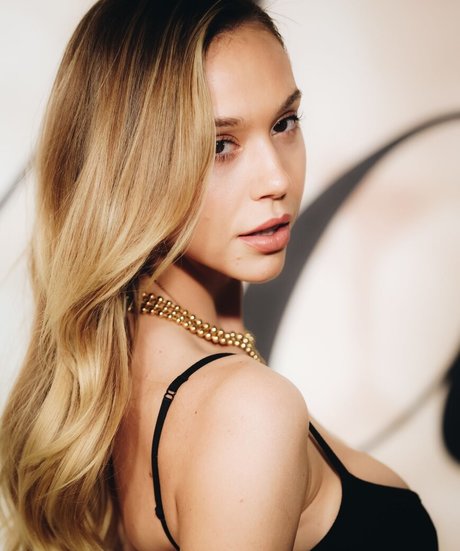 Alexis Ren hd model galleries