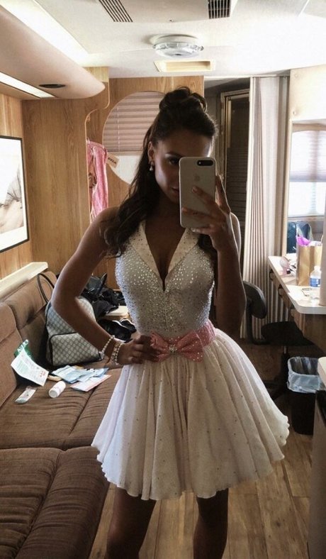 Alexis Ren sexy star pics