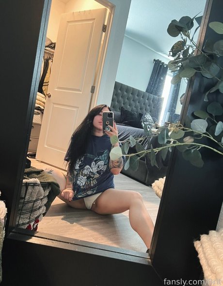 britontwitch model nude photo