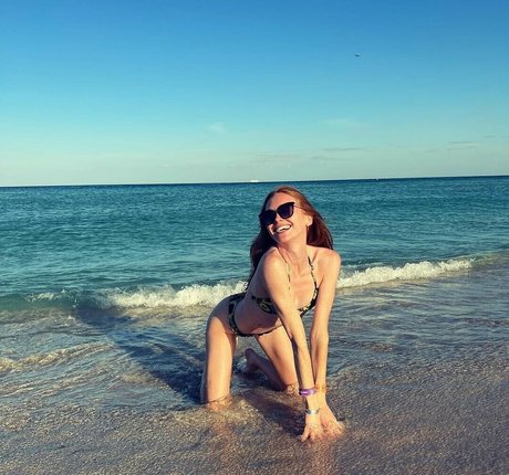 Holly Hicks hd actress photos