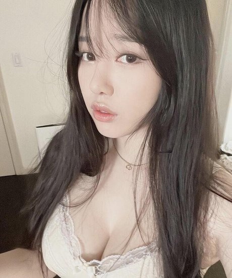 Ploo model nude pictures