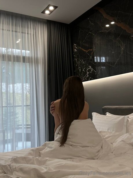 Lolli Les naked model image