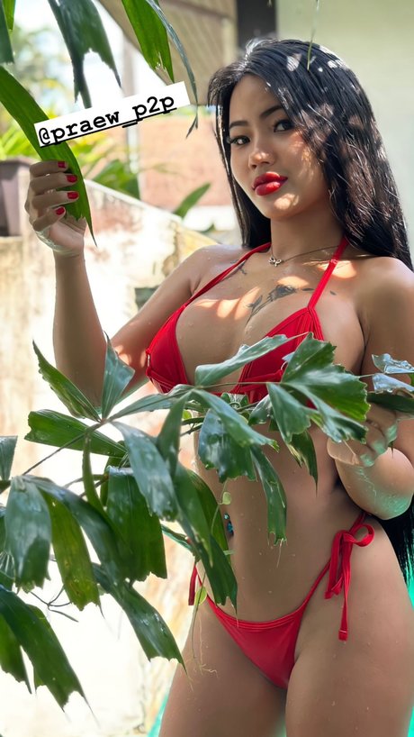 Praew Phatcharin model sexy pic