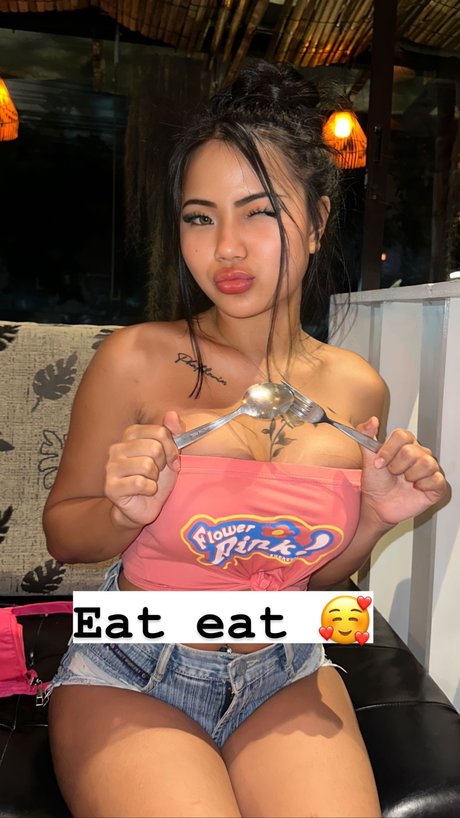 Praew Phatcharin hd model pictures