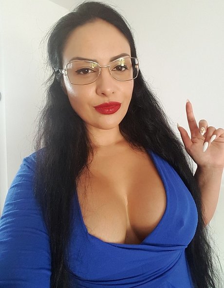 Ezada Sinn model erotic pic