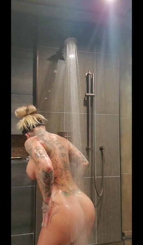 Christy Mack star perfect image