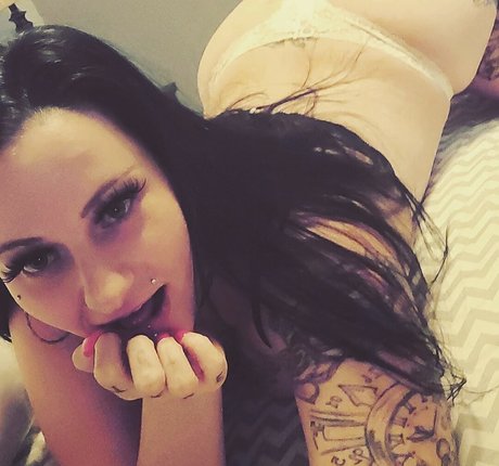 xomaryyeox art star picture