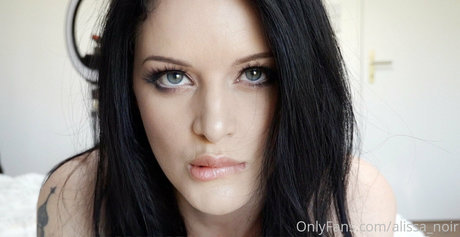 Alissa Noir naked model gallery