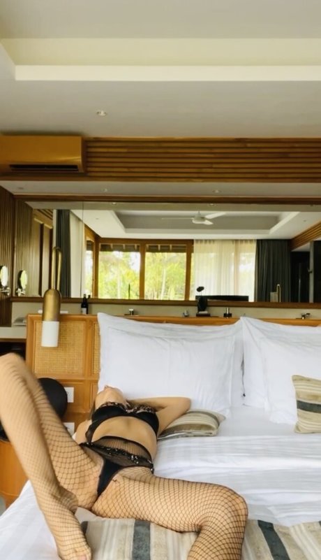 Catherine7 naked model photo