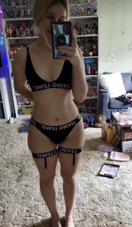 cloverarley beautiful model image