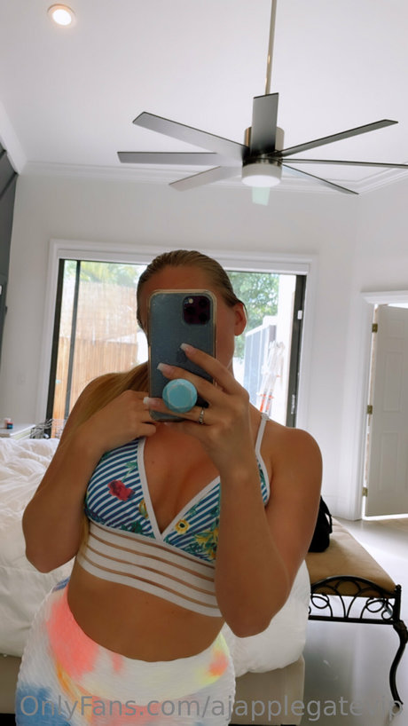 AJ Applegate star top pic