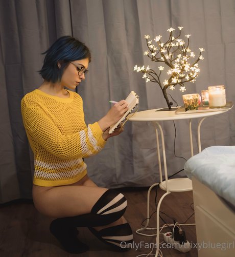 Trixy Blue pretty actress img