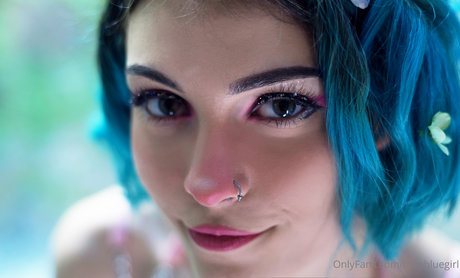 Trixy Blue model hd pic