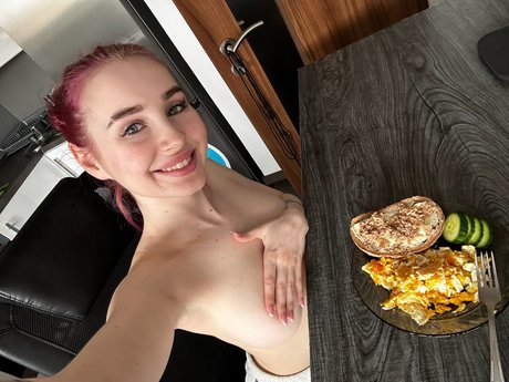 Alexa Lungu model xxx image