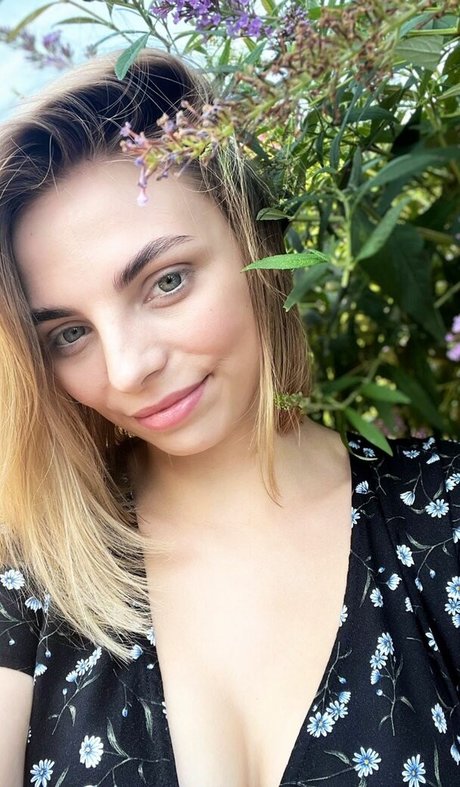 busya18plus naked model image