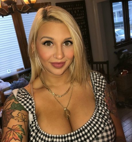 Autumn Moretti hot star photos