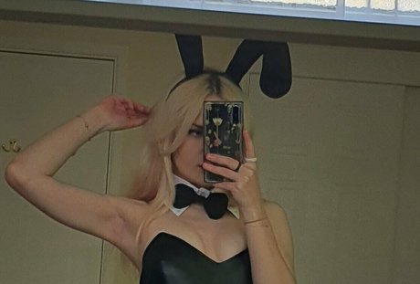 sariaafterhours star sexy photo