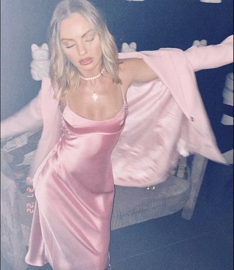 female onlyfans sexy naked photo