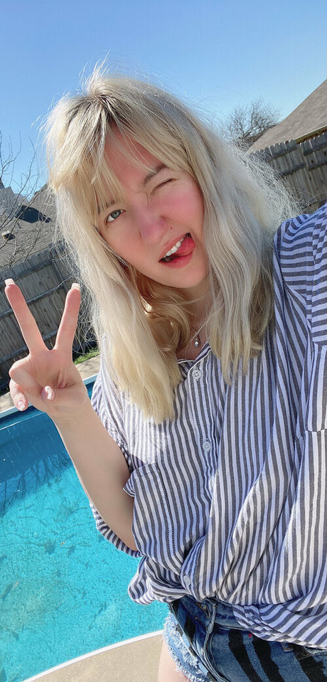 kissycosplay model adult image