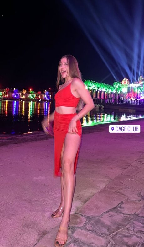 Merve Elmas sexy model img