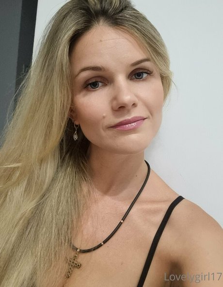 lovelygirl17 naked star image