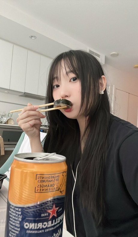 awnnivip model adult image