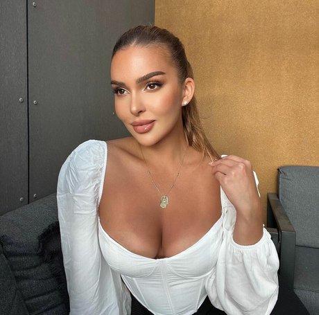 Sara Chafak model pornographic pic