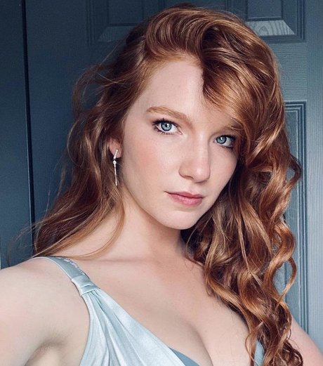 Annalise Basso sexy model image