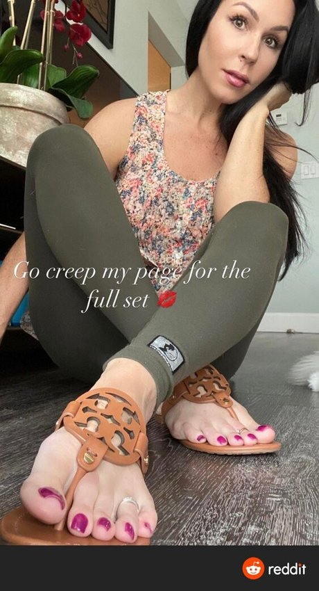 Beautyandherfeetz pornstar naked photo