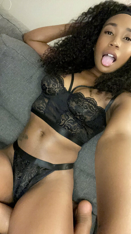 aprilraeee nude actress photo