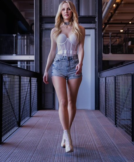 Melissa Naschenweng model exclusive picture