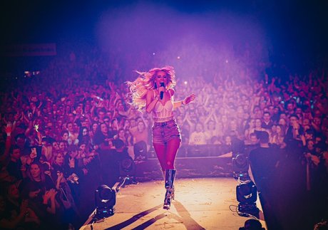 Melissa Naschenweng model perfect pictures