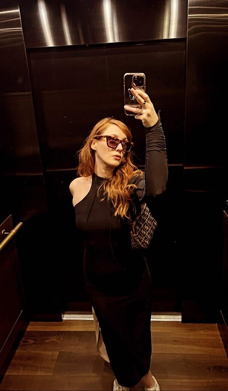 Sjokz nudes model picture