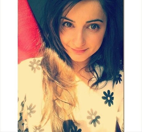 AnnieFuchsia model high quality pic