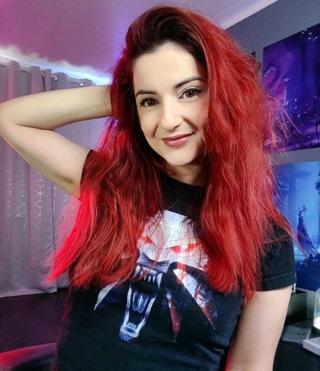 AnnieFuchsia sexy actress pictures