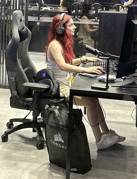 AnnieFuchsia Profile pic