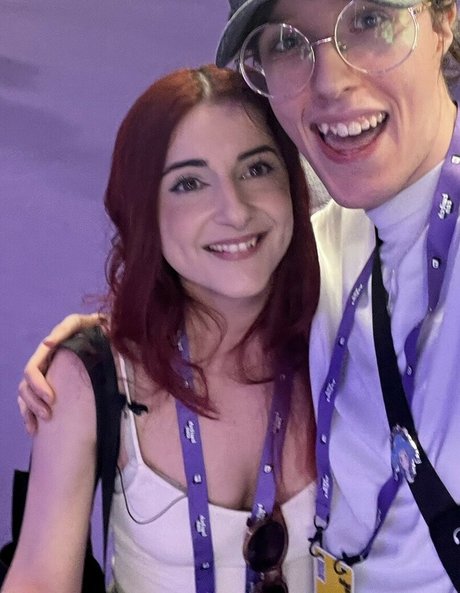 AnnieFuchsia model erotic pic