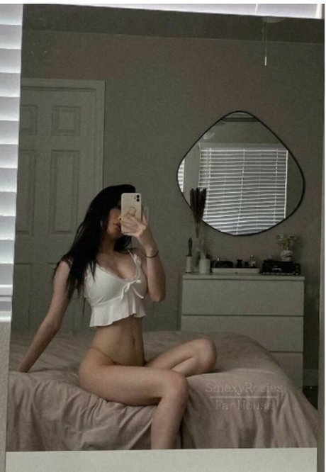 Smexyrosies naked model img