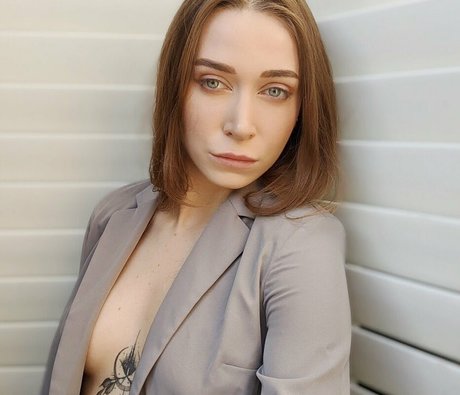 Ayytrae naked actress image