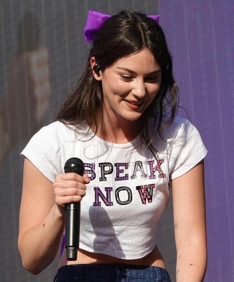 Gracie Abrams hot pornstar image