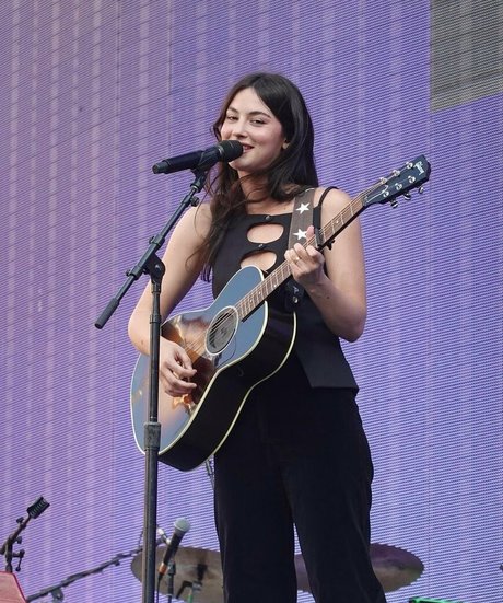 Gracie Abrams pornstar top image