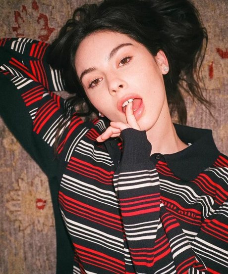 Gracie Abrams model erotic photos