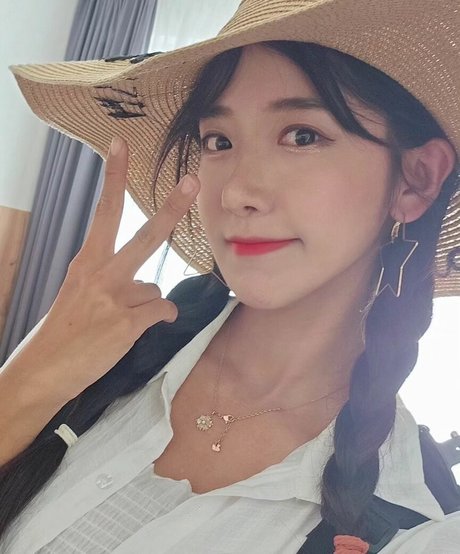 jinnytty model naked picture