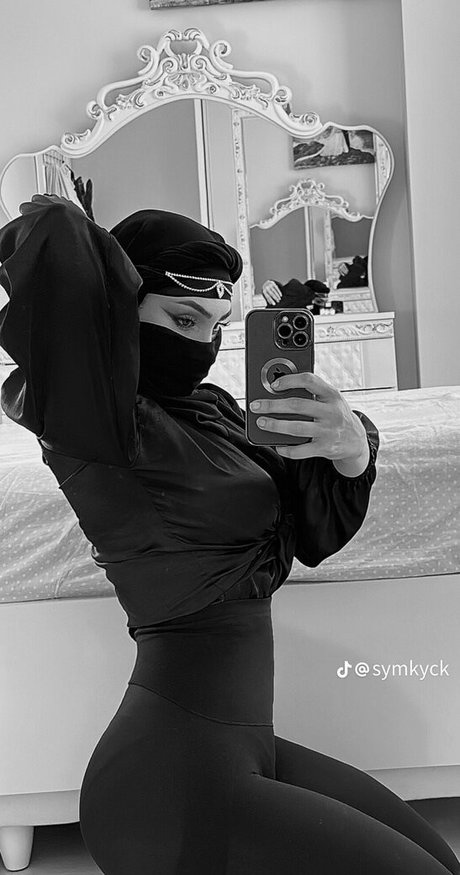 symkyck pretty model pic