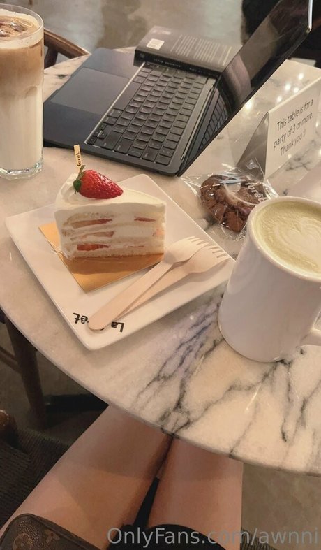 awnni model sexy photo