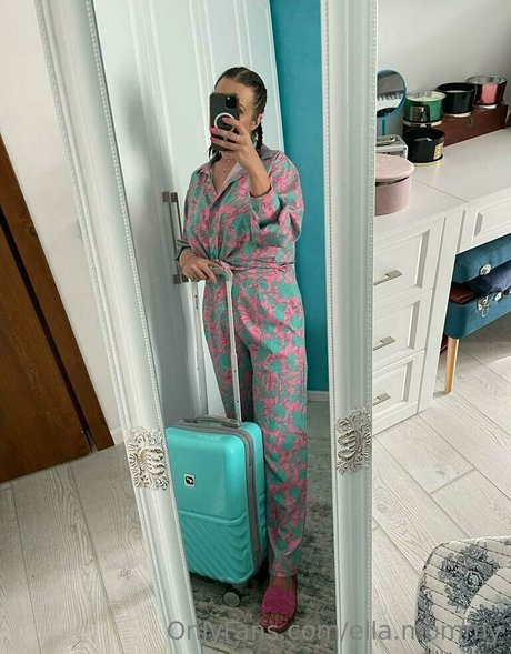 ella mommy pornographic model images