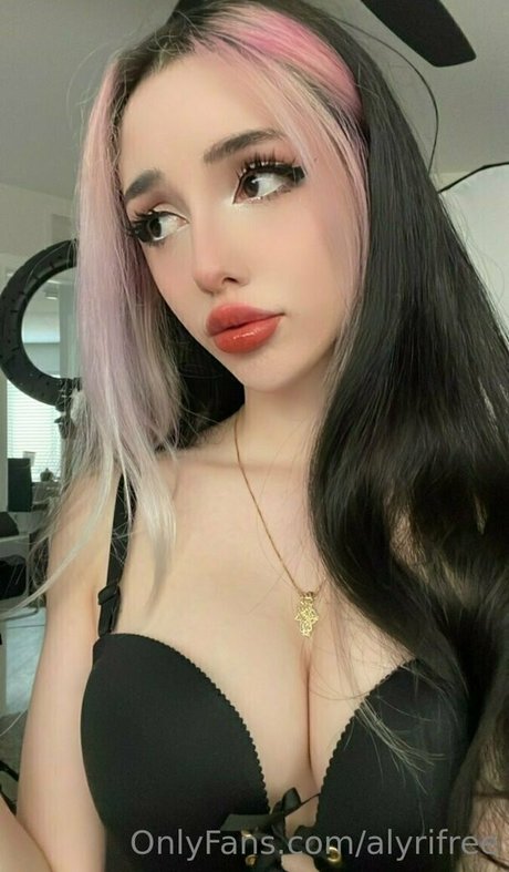alyrifree pornstar naked photo