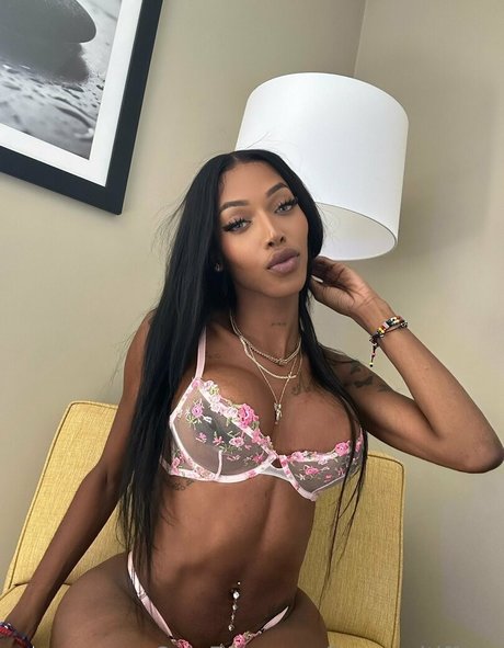 Baggyaltiffxxx model pornographic photo