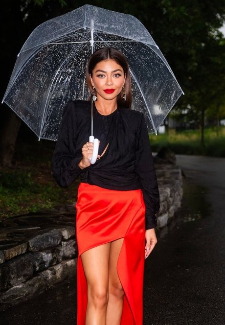 Sarah Hyland naked star archive