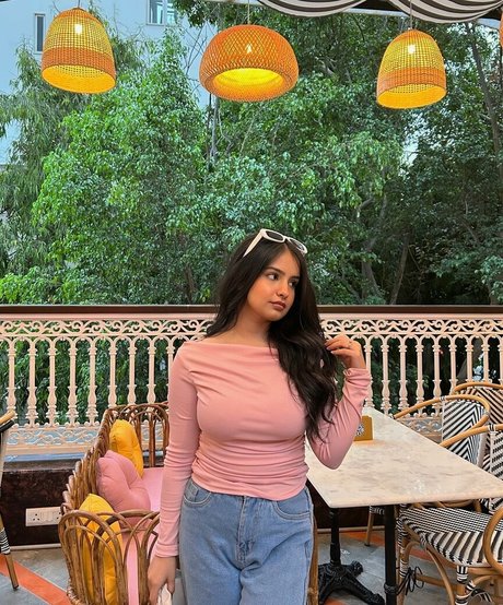 Aarushi Abrol pretty model photo